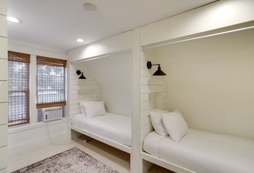 Peaceful Benton Harbor Getaway Near Lake Michigan!