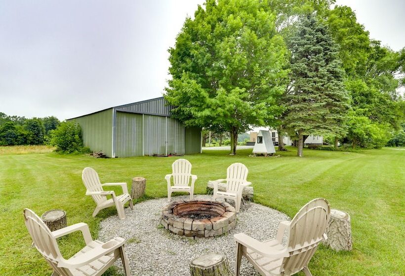 Peaceful Benton Harbor Getaway Near Lake Michigan!