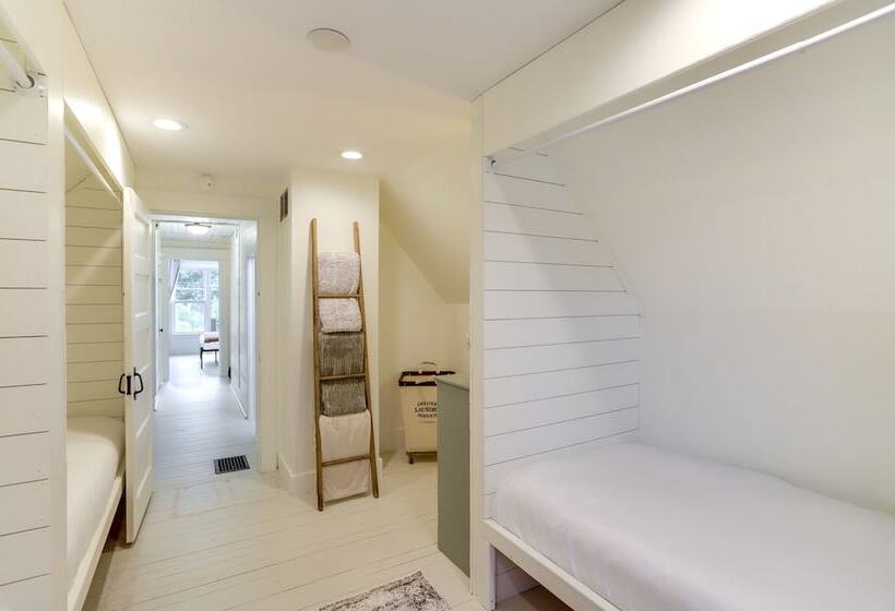 Peaceful Benton Harbor Getaway Near Lake Michigan!