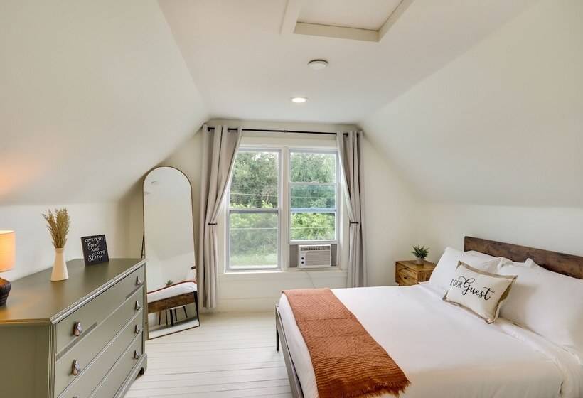 Peaceful Benton Harbor Getaway Near Lake Michigan!