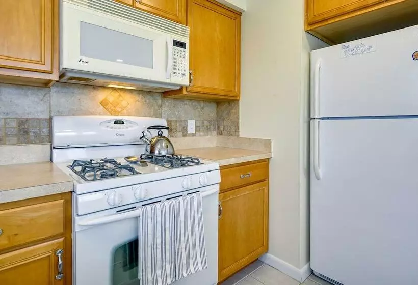 Brigantine Getaway: Walk To The Beach!