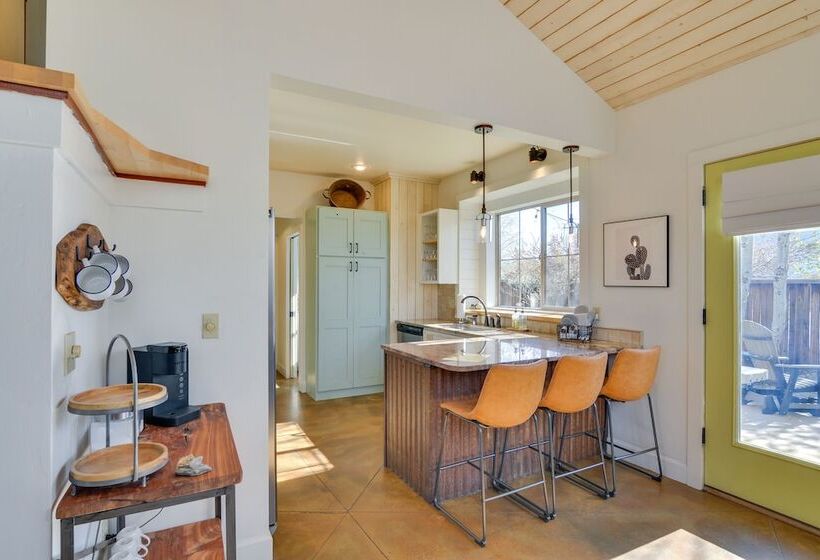 Buena Vista Vacation Home: Hot Tub, Mountain Views