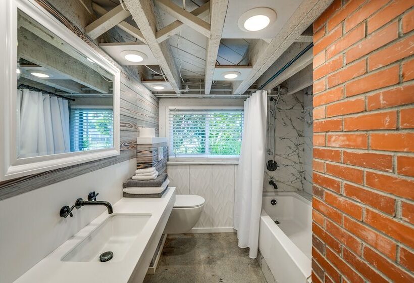 Camano Island Escape W/ Kayaks & Community Beach!