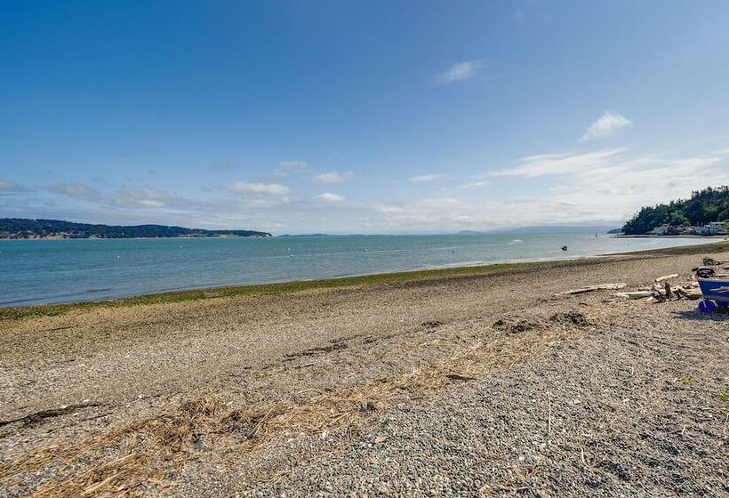 Camano Island Escape W/ Kayaks & Community Beach!