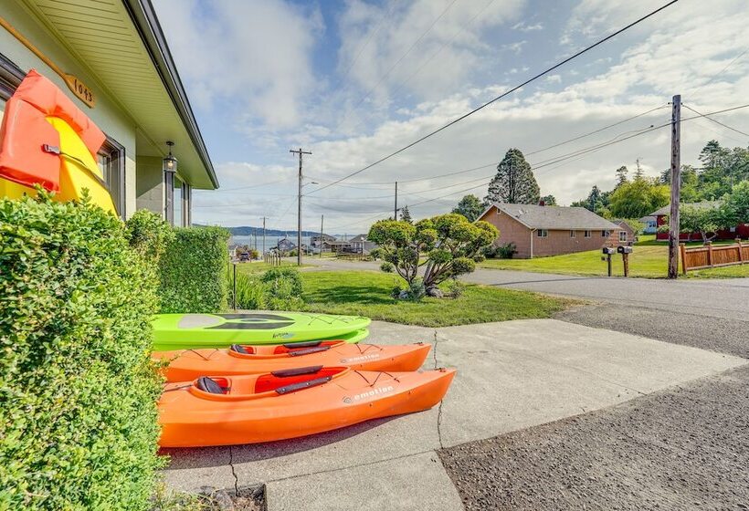 Camano Island Escape W/ Kayaks & Community Beach!