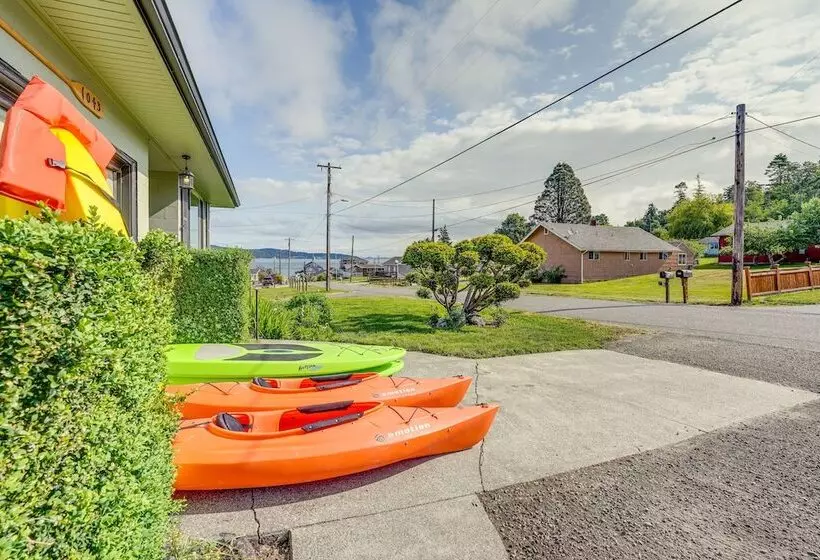 Camano Island Escape W/ Kayaks & Community Beach!