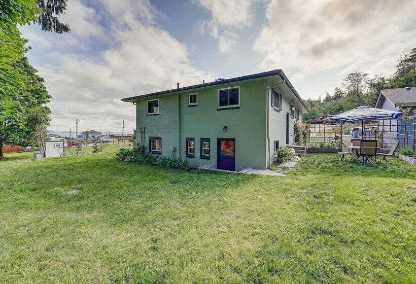 Camano Island Escape W/ Kayaks & Community Beach!