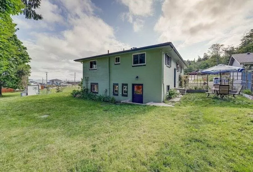 Camano Island Escape W/ Kayaks & Community Beach!