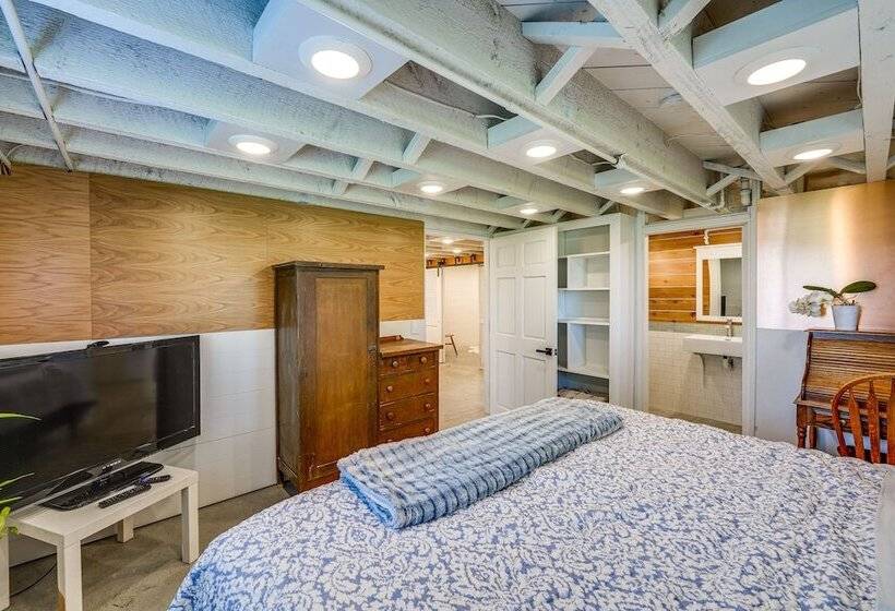 Camano Island Escape W/ Kayaks & Community Beach!