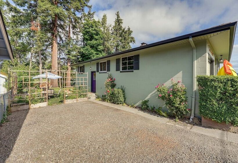 Camano Island Escape W/ Kayaks & Community Beach!