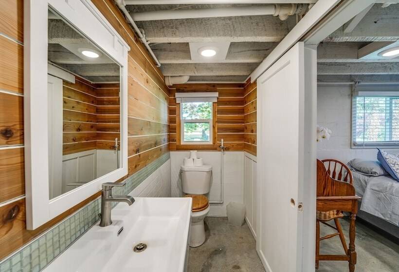 Camano Island Escape W/ Kayaks & Community Beach!