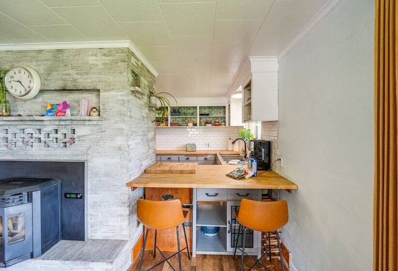 Camano Island Escape W/ Kayaks & Community Beach!