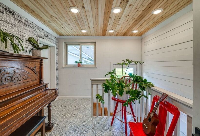 Camano Island Escape W/ Kayaks & Community Beach!