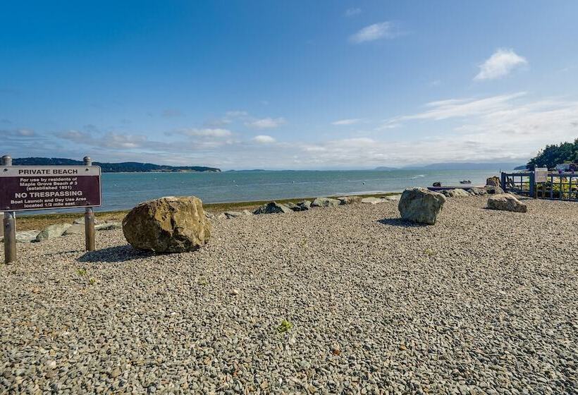 Camano Island Escape W/ Kayaks & Community Beach!