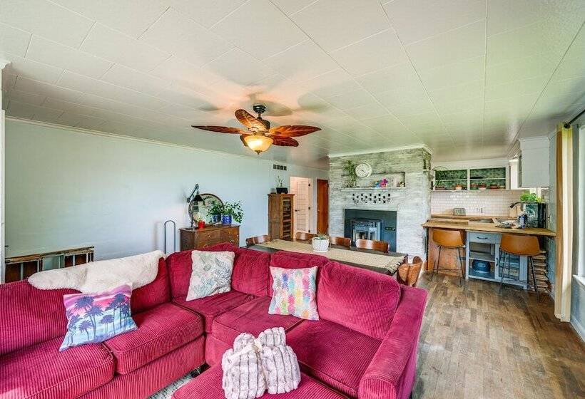 Camano Island Escape W/ Kayaks & Community Beach!