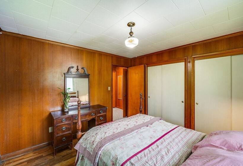 Camano Island Escape W/ Kayaks & Community Beach!