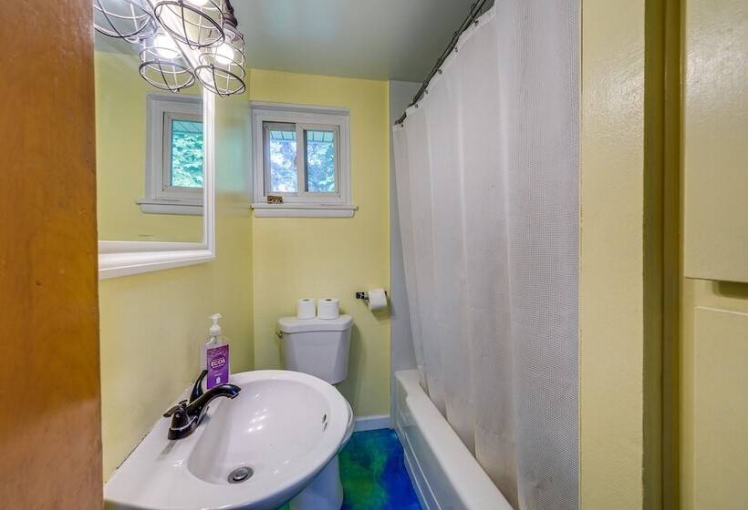 Camano Island Escape W/ Kayaks & Community Beach!