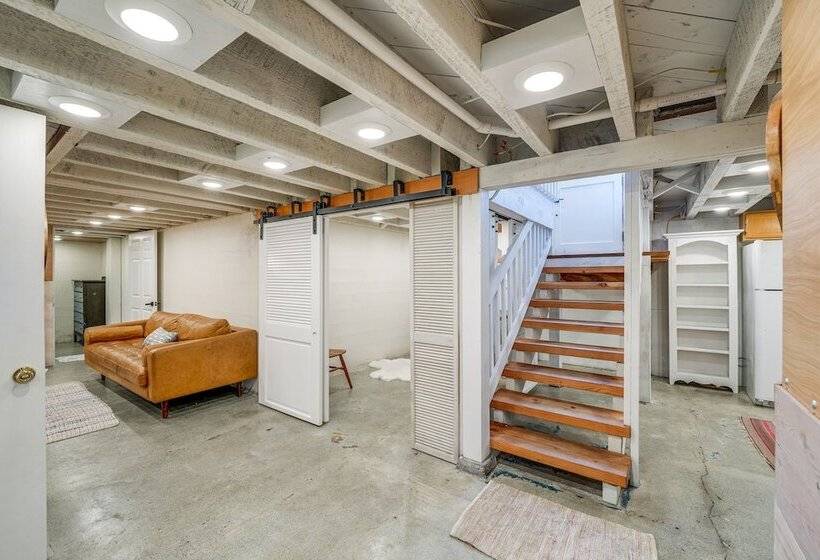 Camano Island Escape W/ Kayaks & Community Beach!