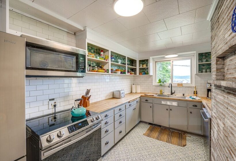 Camano Island Escape W/ Kayaks & Community Beach!