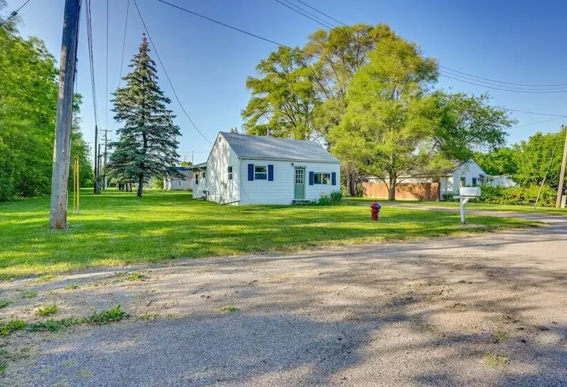 Cozy Home W/ Backyard ~ 3 Mi To Downtown Saginaw!