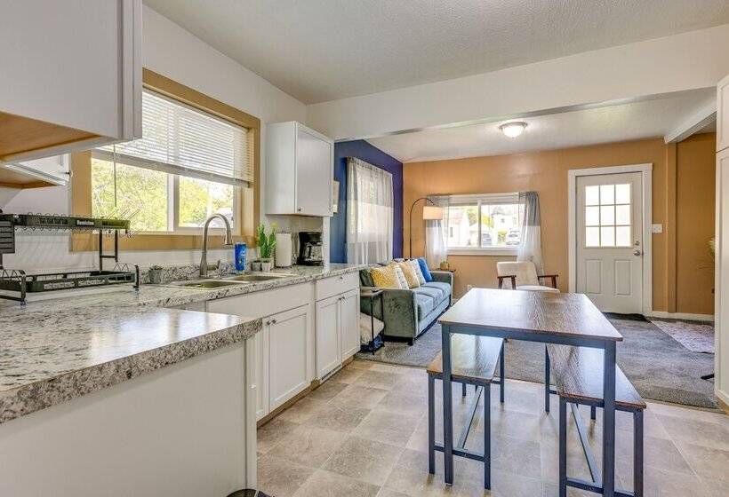 Cozy Home W/ Backyard ~ 3 Mi To Downtown Saginaw!