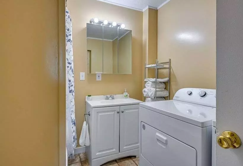 Cozy Home W/ Backyard ~ 3 Mi To Downtown Saginaw!