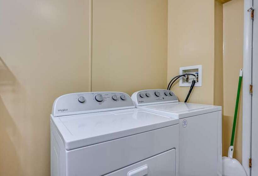 Cozy Home W/ Backyard ~ 3 Mi To Downtown Saginaw!