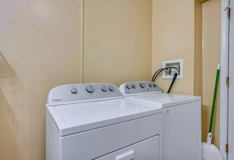 Cozy Home W/ Backyard ~ 3 Mi To Downtown Saginaw!