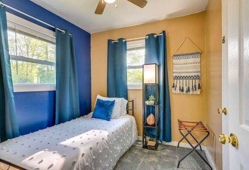 Cozy Home W/ Backyard ~ 3 Mi To Downtown Saginaw!