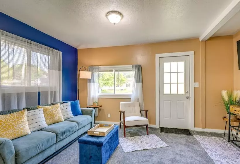 Cozy Home W/ Backyard ~ 3 Mi To Downtown Saginaw!