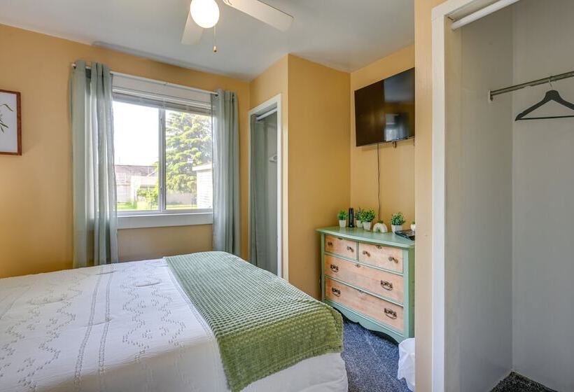 Cozy Home W/ Backyard ~ 3 Mi To Downtown Saginaw!