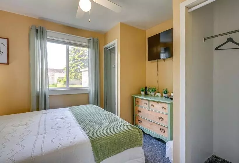 Cozy Home W/ Backyard ~ 3 Mi To Downtown Saginaw!