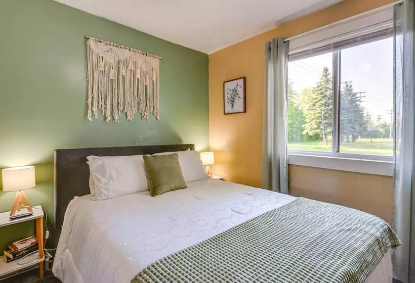 Cozy Home W/ Backyard ~ 3 Mi To Downtown Saginaw!