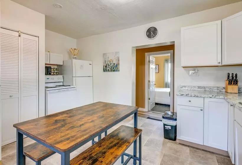 Cozy Home W/ Backyard ~ 3 Mi To Downtown Saginaw!