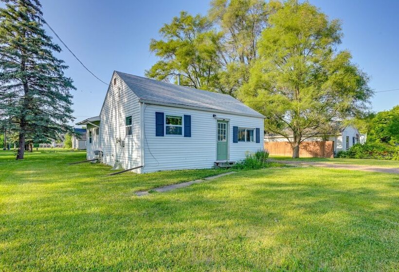 Cozy Home W/ Backyard ~ 3 Mi To Downtown Saginaw!