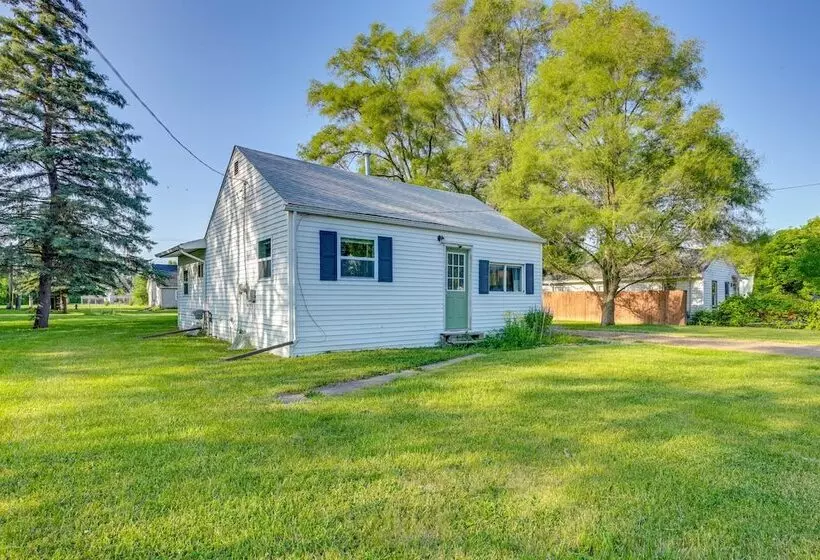 Cozy Home W/ Backyard ~ 3 Mi To Downtown Saginaw!