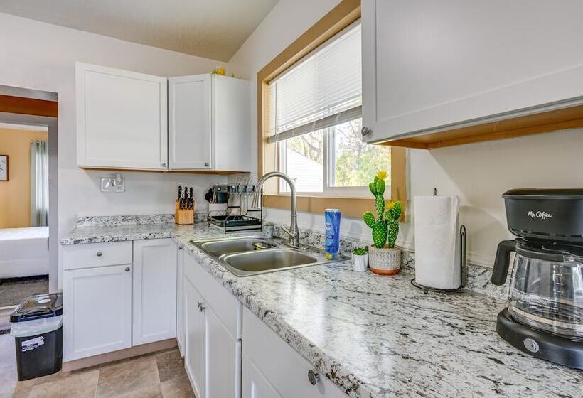 Cozy Home W/ Backyard ~ 3 Mi To Downtown Saginaw!