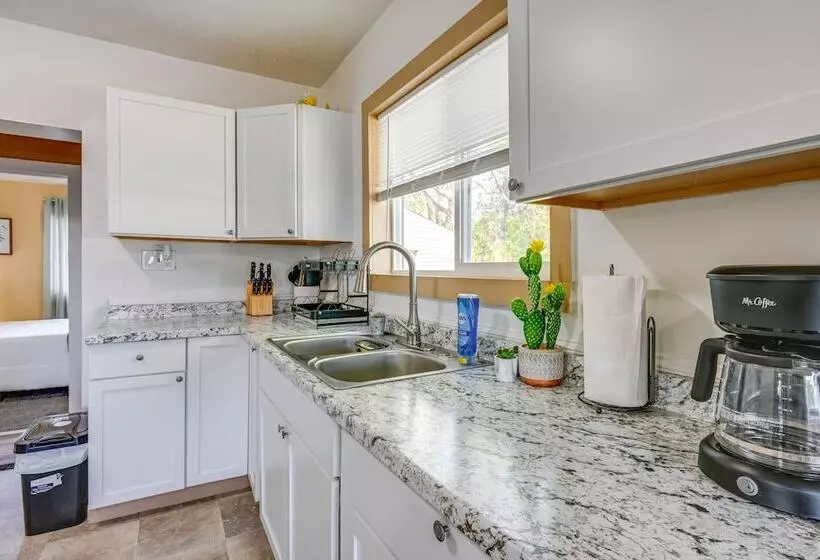 Cozy Home W/ Backyard ~ 3 Mi To Downtown Saginaw!