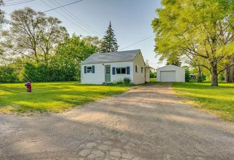Cozy Home W/ Backyard ~ 3 Mi To Downtown Saginaw!