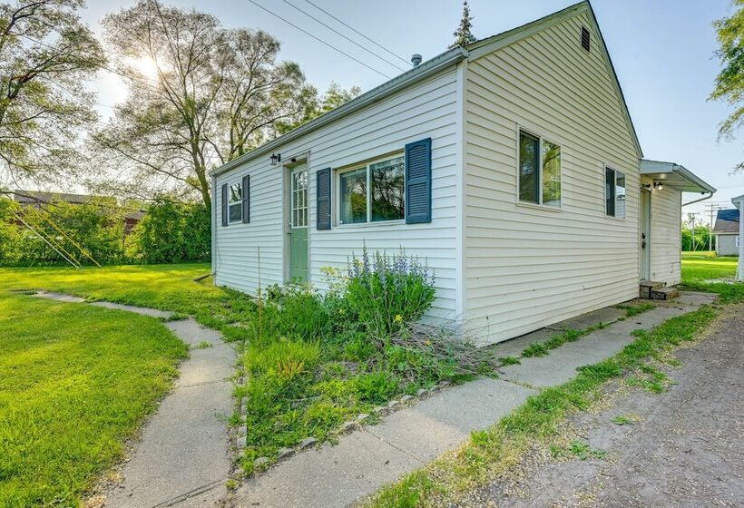 Cozy Home W/ Backyard ~ 3 Mi To Downtown Saginaw!