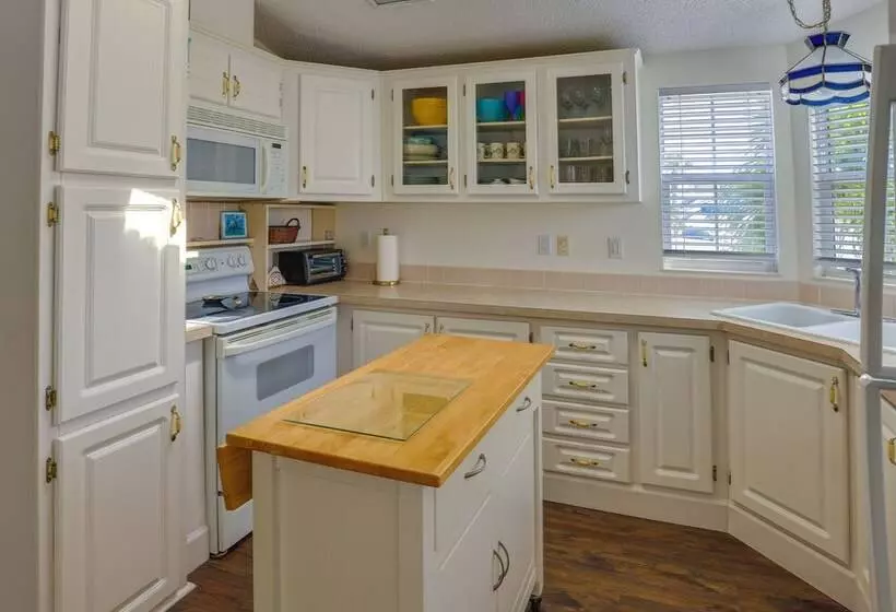 Cozy Jensen Beach Home: Pool Access, Walk To Beach