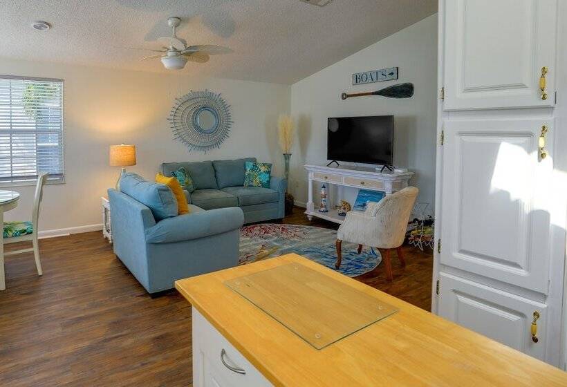 Cozy Jensen Beach Home: Pool Access, Walk To Beach