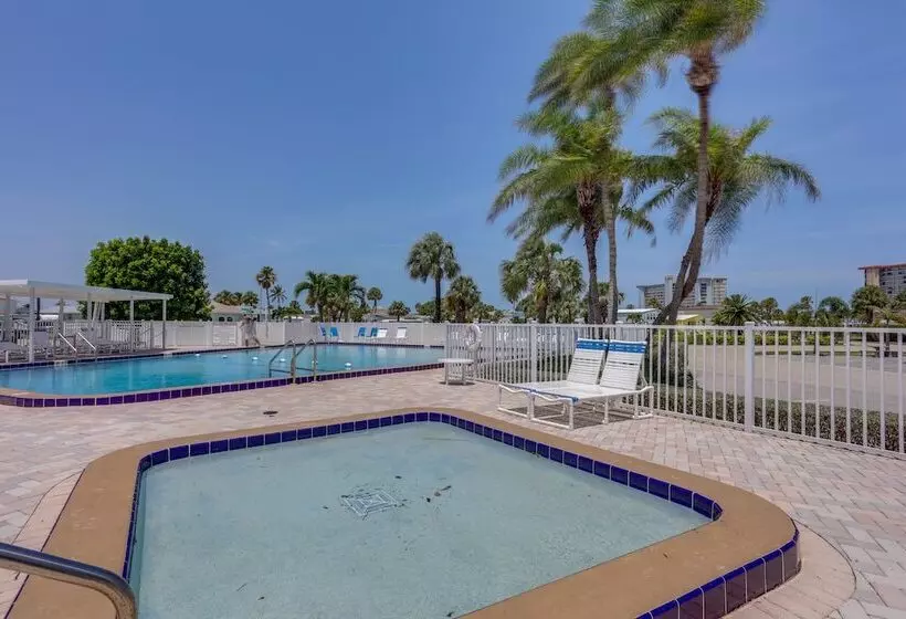 Cozy Jensen Beach Home: Pool Access, Walk To Beach