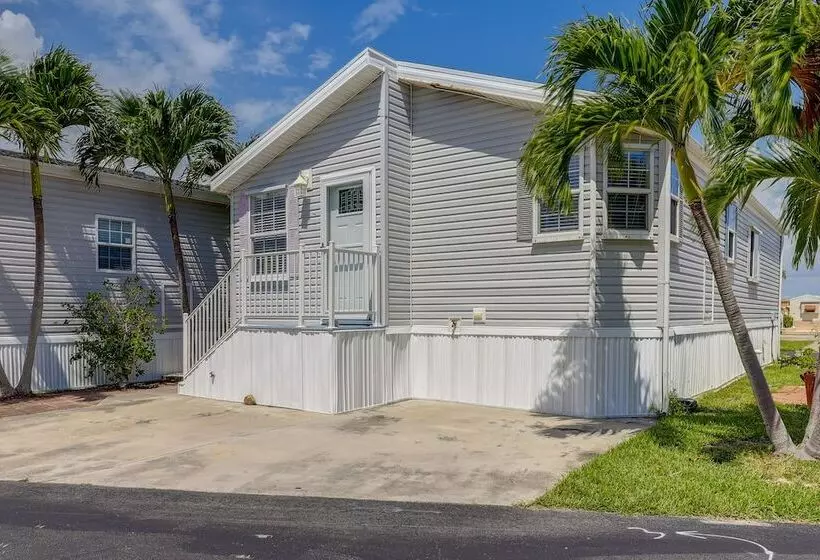 Cozy Jensen Beach Home: Pool Access, Walk To Beach