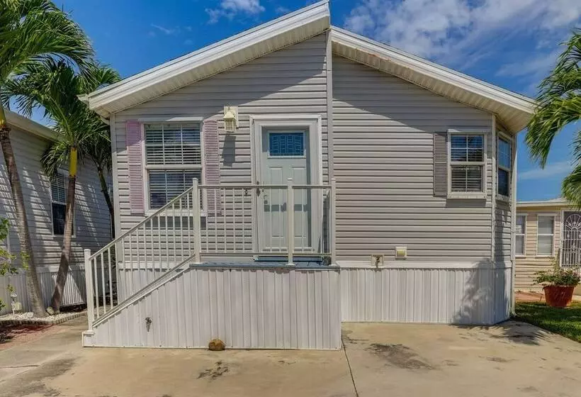 Cozy Jensen Beach Home: Pool Access, Walk To Beach