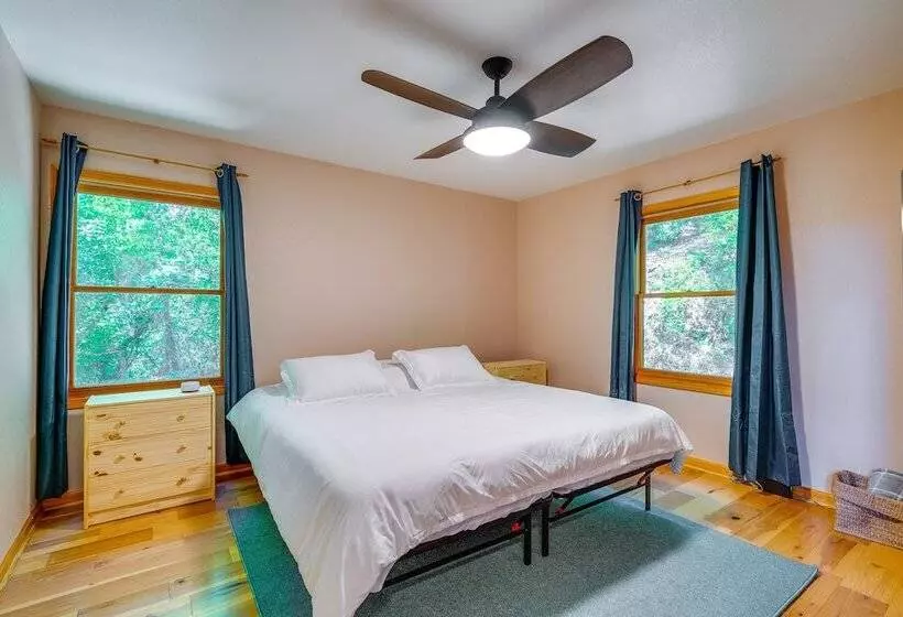 Cozy Murphy Cabin Retreat: Hot Tub & Mtn Views!
