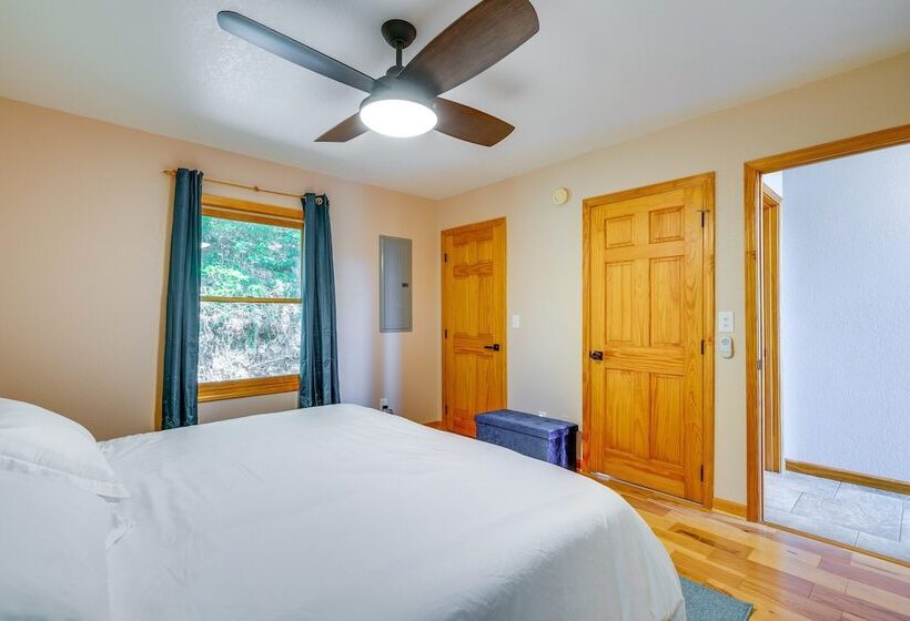 Cozy Murphy Cabin Retreat: Hot Tub & Mtn Views!