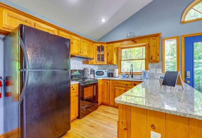 Cozy Murphy Cabin Retreat: Hot Tub & Mtn Views!