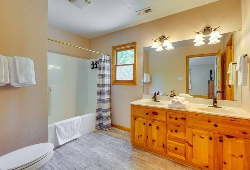 Cozy Murphy Cabin Retreat: Hot Tub & Mtn Views!