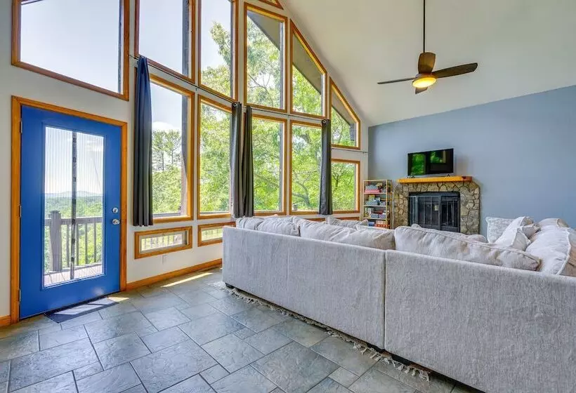 Cozy Murphy Cabin Retreat: Hot Tub & Mtn Views!